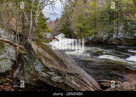 OxTongue Rapids montrant High Falls en hiver Banque D'Images