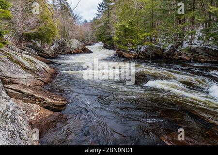 OxTongue Rapids montrant High Falls en hiver Banque D'Images