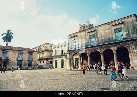 La Havane, Cuba-octobre 2019. Vue panoramique de la place de la Vieille Vieja entourée de bâtiments coloniaux des XVII, XVIII et XIX siècles dans l'ancien par Banque D'Images