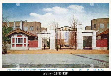 [ Japon des années 1930 - Université impériale de Tokyo ] — la porte d'entrée du campus de l'Université impériale de Tokyo (東京帝國大學) à Bunkyo-ku, Tokyo. Dans le lointain dos, l'Auditorium Yasuda (安田講堂) peut être vu, conçu par l'architecte japonais Yoshikazu Uchida (内田 祥三, 1885-1972). Achevé en 1925 (Taisho 14), il est devenu un symbole de l'enseignement supérieur et l'un des bâtiments les plus célèbres au Japon. D'une série appelée Great Tokyo (大東京, Dai Tokyo). carte postale vintage du xxe siècle. Banque D'Images