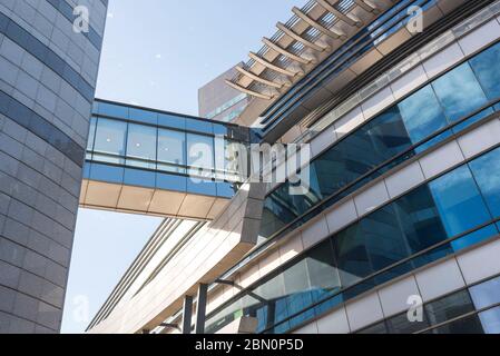 Montevideo / Uruguay, 28 décembre 2018: Détail du complexe culturel de la Tour des télécommunications ou de la Tour Antel, architecture moderne Banque D'Images