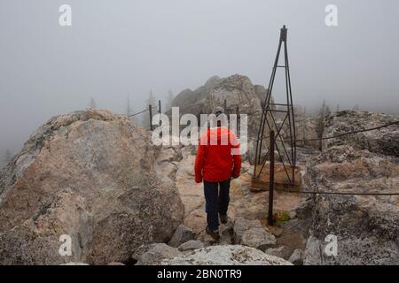 WY04223-00...DAKOTA DU SUD - randonnée descendant dans le brouillard du Black Mountain Lookout dans la forêt nationale de Buckhorn. Banque D'Images