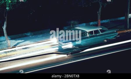 Résumé long exposé lumière de Cuba scène 2020 Vintage classique rétro voiture américaine bleue des années 50 60 en voiture dans la rue. Voyage, vacances, vue Banque D'Images