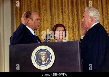Le juge en chef Warren Burger administre le serment d'office du président Gerald Ford à la suite de la démission de Richard Nixon, le 9 août 1974 Banque D'Images