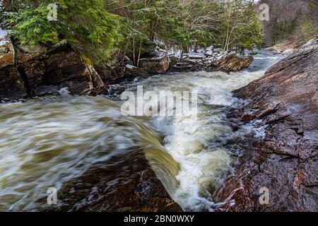 OxTongue Rapids montrant High Falls en hiver Banque D'Images