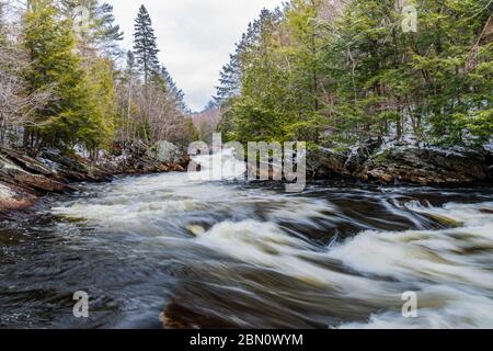OxTongue Rapids montrant High Falls en hiver Banque D'Images