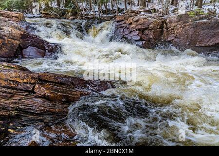 OxTongue Rapids montrant High Falls en hiver Banque D'Images