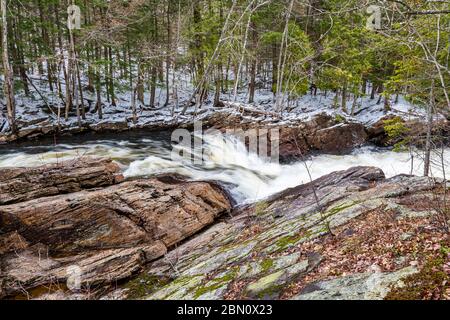 OxTongue Rapids montrant High Falls en hiver Banque D'Images