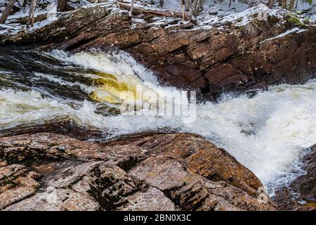 OxTongue Rapids montrant High Falls en hiver Banque D'Images