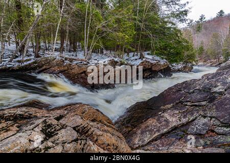 OxTongue Rapids montrant High Falls en hiver Banque D'Images