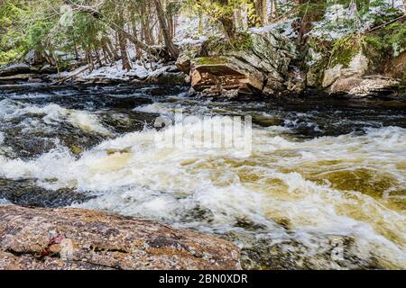 OxTongue Rapids montrant High Falls en hiver Banque D'Images