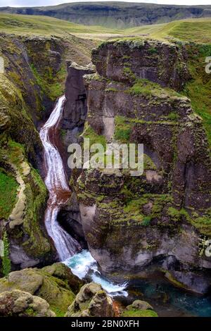 Fjaðrárgljúfur canyon dans le sud-est de l'Islande Banque D'Images