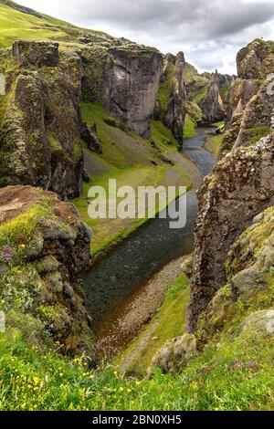 Fjaðrárgljúfur canyon dans le sud-est de l'Islande Banque D'Images