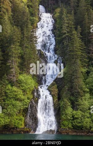 Cascade à Red Bluff, Baranof Island, forêt nationale de Tongass, Alaska. Banque D'Images