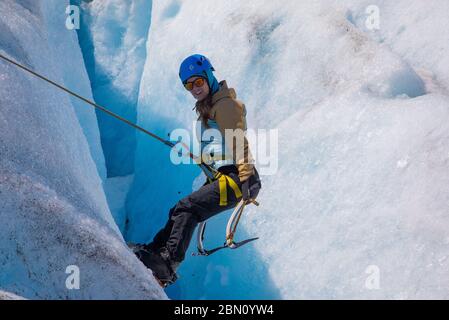 Escalade sur la sortie Glacier, Parc national Kenai Fjords, près de Seward, Alaska. Banque D'Images