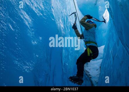 Escalade sur la sortie Glacier, Parc national Kenai Fjords, près de Seward, Alaska. Banque D'Images