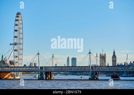 Le London Eye et les chambres du Parlement Banque D'Images