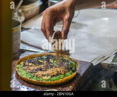 Le dessert local de Terang bulan Indonésie. Une crêpe à la paandan Banque D'Images