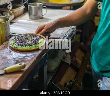 Le dessert local de Terang bulan Indonésie. Une crêpe à la paandan Banque D'Images