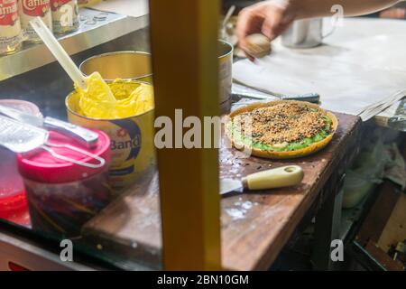 Le dessert local de Terang bulan Indonésie. Une crêpe à la paandan Banque D'Images