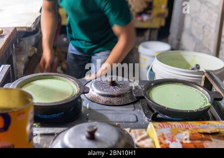 Le dessert local de Terang bulan Indonésie. Une crêpe à la paandan Banque D'Images