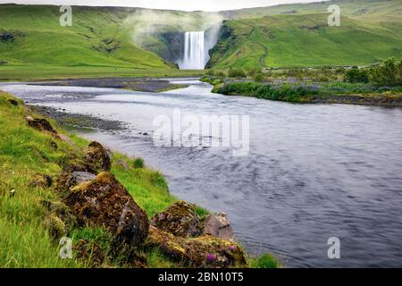 Cascade de Skogafoss dans le sud de l'Islande Banque D'Images