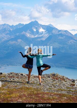 Yoga dans les montagnes au-dessus de Resurrection Bay, Seward, Alaska. Banque D'Images