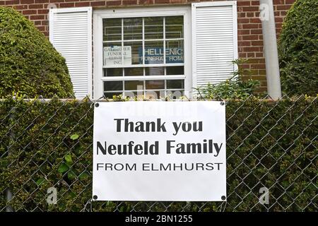 New York, États-Unis. 11 mai 2020. Affiche de remerciement affichée à l'extérieur de la maison funéraire Gerard J. Neufeld, dans le quartier Queens de New York, NY, le 11 mai 2020. Avec la maison funéraire située dans la section Elmhurst de Queens, surnommée l'épicentre de l'épicentre, 80% de ceux qui sont transportés à Syracuse, NY, pour la crémation sont considérés comme des victimes de COVID-19. Ray Neufeld, frère de Joe Neufeld Sr., est sorti de son service après 10 ans pour aider son frère Joe Sr pendant la demande écrasante de services funéraires pendant la pandémie du coronavirus. (Anthony Behar/Sipa USA) crédit: SIPA USA/Alay Live News Banque D'Images