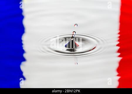 France goutte d'eau ou eau ondulées dans un étang. Vagues de fessant drapeau du pays Banque D'Images