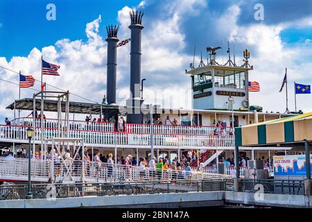 Touristes Natchez Steamboat Riverboat Flags Wharf Mississippi River New Orleans Louisiana. Un des derniers bateaux à vapeur Sternwheel sur la rivière et en t Banque D'Images