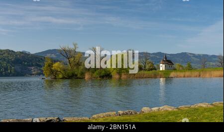 L'historique Saint Meinrad Chappel est situé dans une péninsule idyllique sur les rives du lac supérieur de Zurich, près de Bollingen, St. Gallen, Suisse Banque D'Images