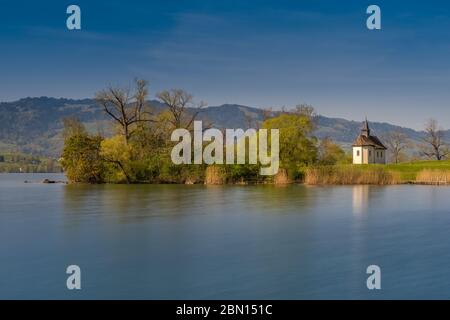 L'historique Saint Meinrad Chappel est situé dans une péninsule idyllique sur les rives du lac supérieur de Zurich, près de Bollingen, St. Gallen, Suisse Banque D'Images