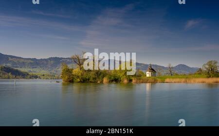 L'historique Saint Meinrad Chappel est situé dans une péninsule idyllique sur les rives du lac supérieur de Zurich, près de Bollingen, St. Gallen, Suisse Banque D'Images