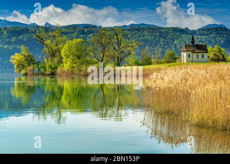 L'historique Saint Meinrad Chappel est situé dans une péninsule idyllique sur les rives du lac supérieur de Zurich, près de Bollingen, St. Gallen, Suisse Banque D'Images