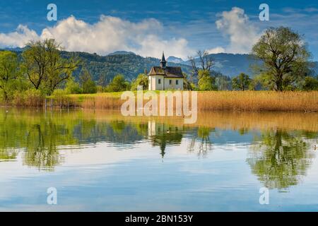 L'historique Saint Meinrad Chappel est situé dans une péninsule idyllique sur les rives du lac supérieur de Zurich, près de Bollingen, St. Gallen, Suisse Banque D'Images