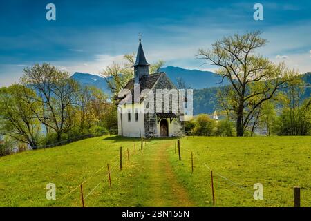 L'historique Saint Meinrad Chappel est situé dans une péninsule idyllique sur les rives du lac supérieur de Zurich, près de Bollingen, St. Gallen, Suisse Banque D'Images