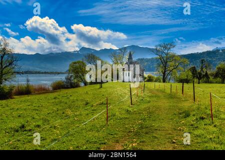 L'historique Saint Meinrad Chappel est situé dans une péninsule idyllique sur les rives du lac supérieur de Zurich, près de Bollingen, St. Gallen, Suisse Banque D'Images