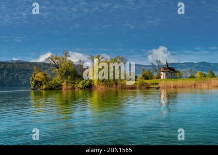 L'historique Saint Meinrad Chappel est situé dans une péninsule idyllique sur les rives du lac supérieur de Zurich, près de Bollingen, St. Gallen, Suisse Banque D'Images