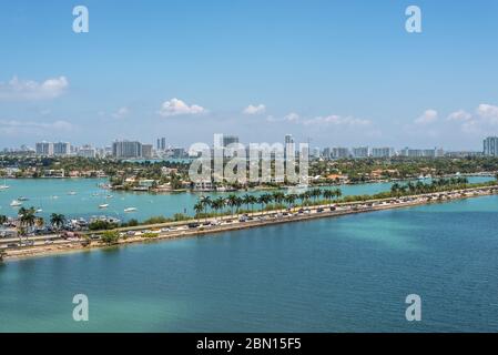 Miami, FL, États-Unis - 27 avril 2019 : vue sur MacArthur Causeway et les îles vénitiennes à Biscayne Bay, à Miami, Floride, États-Unis d'Amérique Banque D'Images