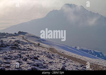 Randonneurs sur le bord du sommet du Mont Kilimanjaro Banque D'Images