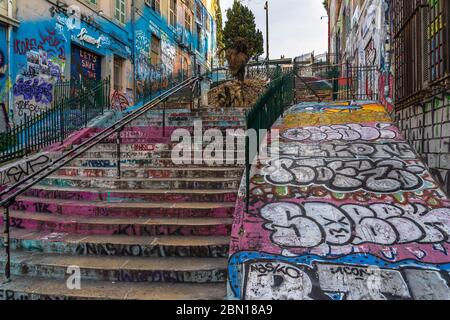 Graffiti coloré et art de la rue à l'Escaliers du cours Julien dans le quartier de Noailles. Marseille, France, janvier 2020 Banque D'Images