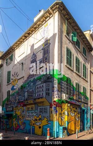 Graffiti coloré et art de la rue au cours Joulien et Noailles quartier. Marseille, France, janvier 2020 Banque D'Images