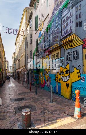 Graffiti coloré et art de la rue au cours Joulien et Noailles quartier. Marseille, France, janvier 2020 Banque D'Images