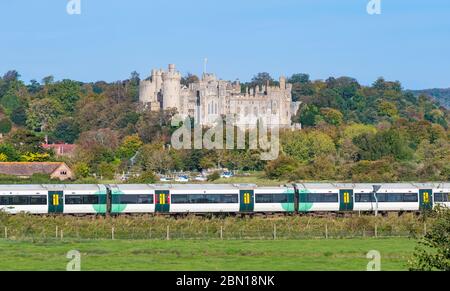 Classe 377 train Electrostar Southern sur les South Downs en face du château d'Arundel à Arundel West Sussex, Angleterre, Royaume-Uni. Banque D'Images