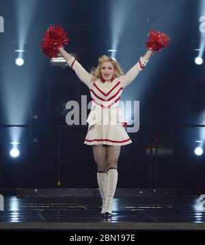 Miami, États-Unis d'Amérique. 21 novembre 2012. MIAMI, FL - 20 NOVEMBRE : Madonna réalise sa dernière performance de sa tournée américaine « ADN » à l'AmericanAirlines Arena. Madonna (née Madonna Louise Ciccone le 16 août 1958) est une chanteuse, compositrice, actrice, réalisatrice, danseuse et entrepreneur américaine. Le 20 novembre 2012 à Miami Beach, Floride. Personnes: Madonna Credit: Storms Media Group/Alay Live News Banque D'Images