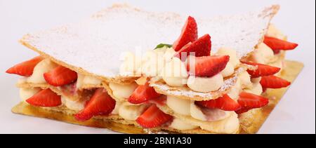 Gâteau à la pâte feuilletée avec crème décorée de fraises Banque D'Images