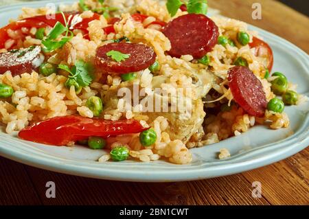 Poulet et jambalaya chorizo, recette de riz d'inspiration cajun avec saucisse espagnole épicée, poivrons doux et tomates. Banque D'Images