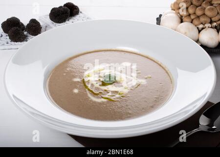 Soupe à la crème italienne aux champignons sauvages. La soupe crémeuse aux champignons est une soupe si copieuse et chaude et si bonne pour une journée d'hiver, cette soupe aux champignons lisse est très populaire Banque D'Images