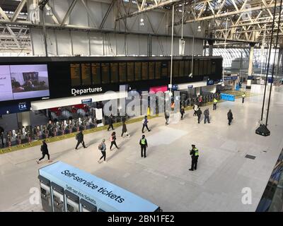 Les navetteurs à la gare de Waterloo à Londres pendant les heures de pointe le lundi matin. Les navetteurs disent qu'ils s'inquiètent d'avoir à voyager sur des trains plus occupés alors que certains sont retournés au travail après l'assouplissement des mesures de verrouillage du coronavirus. Banque D'Images