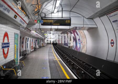 Une plate-forme vide à la station de métro Tottenham court Road sur le métro de Londres pendant ce qui serait normalement l'heure de pointe du soir, alors que le Royaume-Uni continue à se verrouiller pour aider à freiner la propagation du coronavirus. Banque D'Images